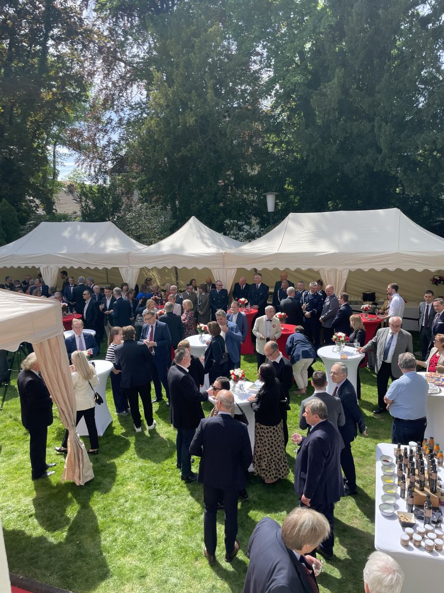 zdjęcie z  uroczystych obchod&oacute;w narodowego Święta Trzeciego Maja w Ambasadzie w Berlin